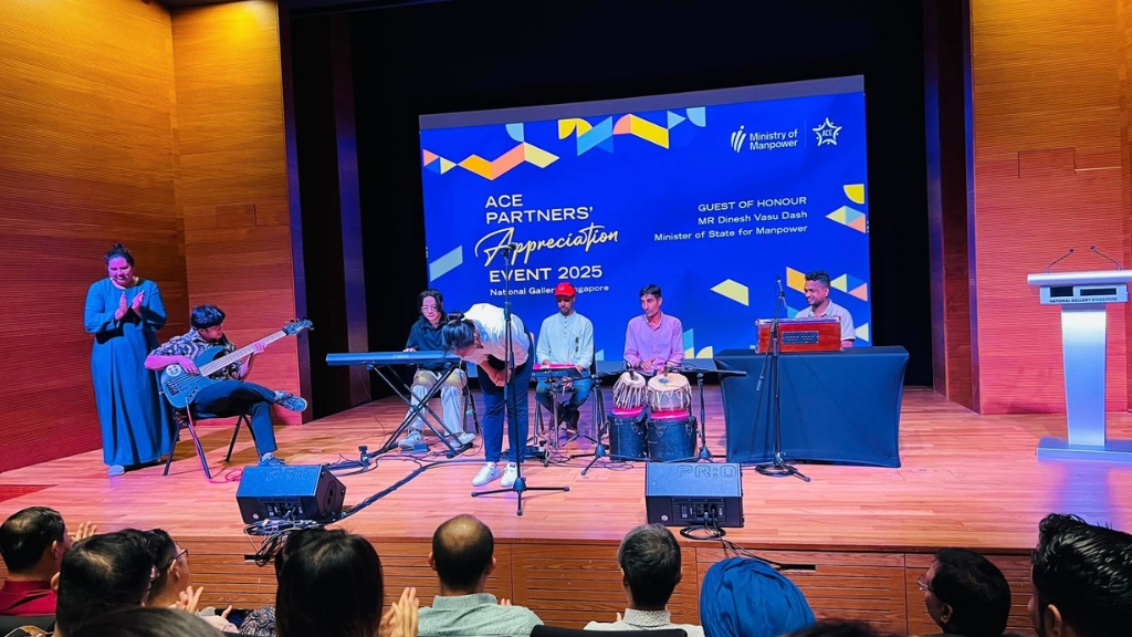 ছবি: একটি দলীয় পরিবেশনায় ‘মাইগ্র্যান্ট ব্যান্ড সিঙ্গাপুর’-এর সদস্যরা।