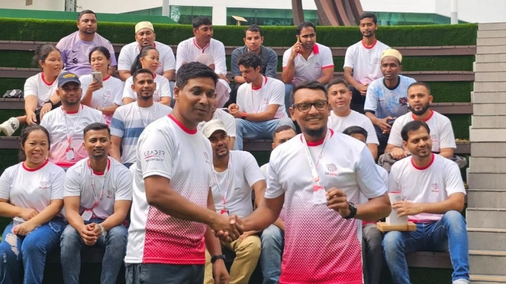 টোয়েন্টিফোরএশিয়া’-এর সদস্যদের সঙ্গে নাজমুল খান (বাঁয়ে)।